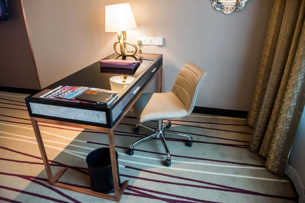 Dorsett Kuala Lumpur Hotell Exteriör bild A writing desk in a hotel room