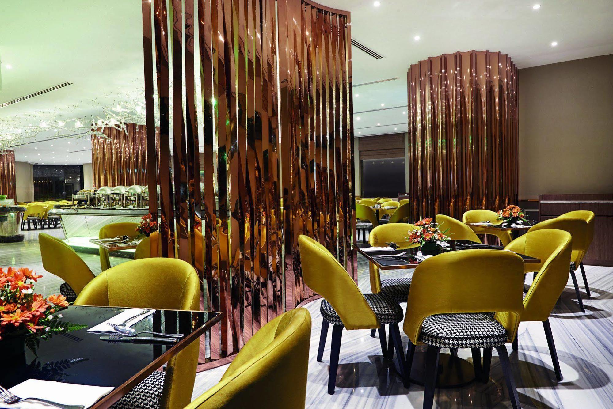 Dorsett Kuala Lumpur Hotell Exteriör bild The interior of the lounge