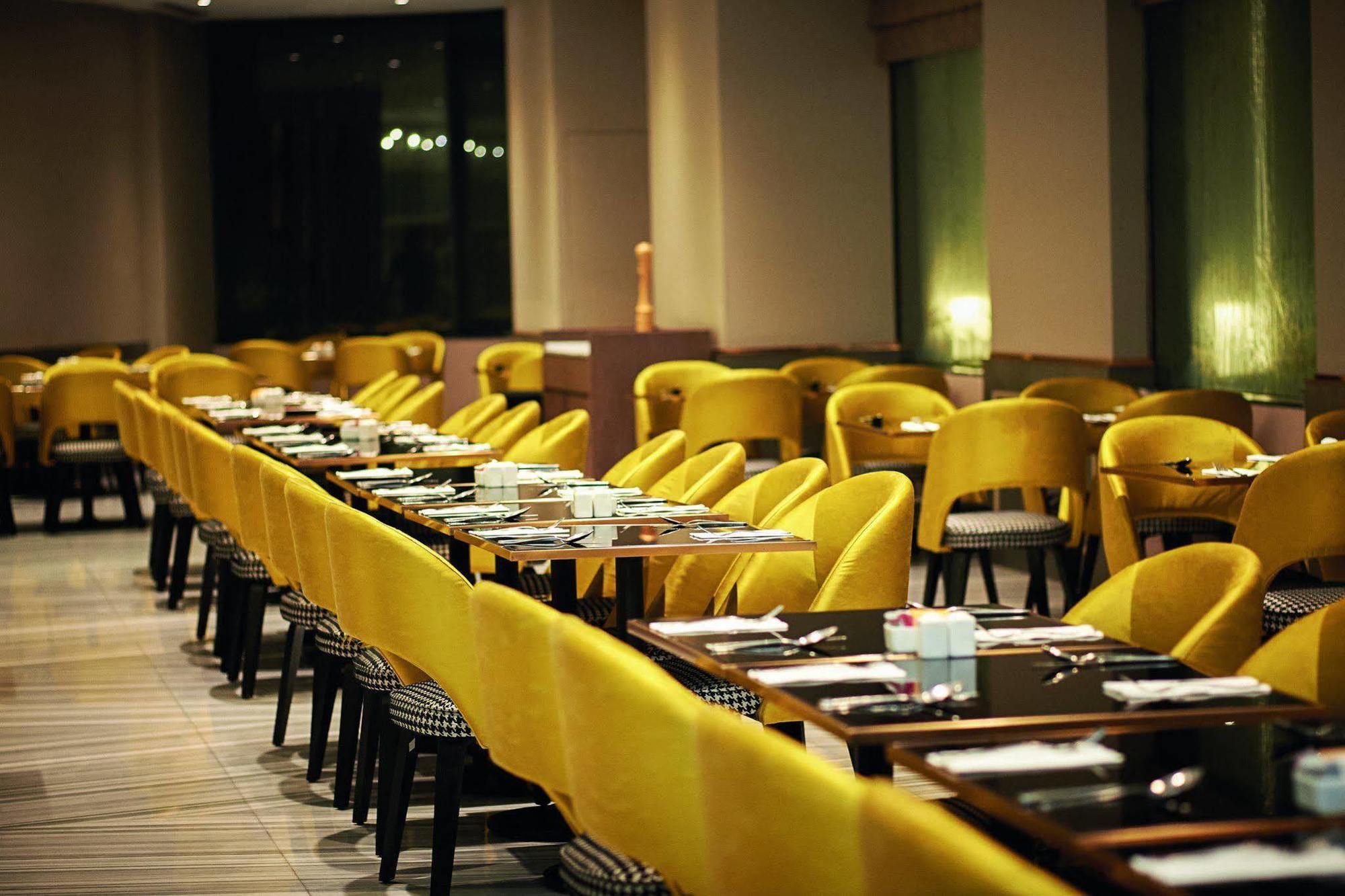 Dorsett Kuala Lumpur Hotell Exteriör bild The interior of the restaurant